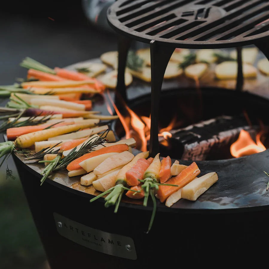 Dual-zone cooking: flat-top + open flame grilling